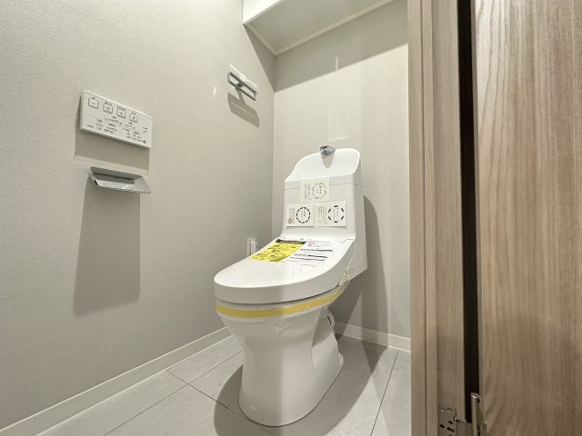 パークコリーナ上大岡アジュールコートのトイレ|温水洗浄便座の最新トイレ設備です。奥行きの有るゆったりしたスペースのトイレ空間です。