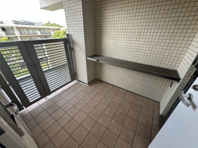 パークコリーナ上大岡アジュールコートのその他|プライベート性の高いポーチには棚付きです。買い物袋も置けるので鍵の開閉もしやすくなりますね。