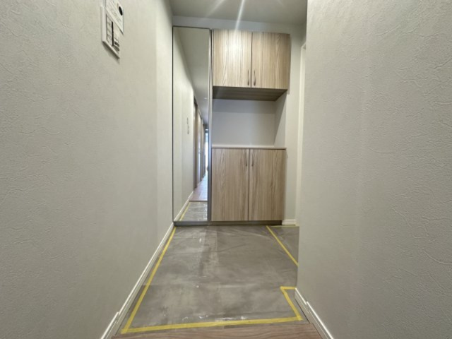 パークコリーナ上大岡アジュールコートの玄関|大きな窓からたっぷりの日差しが降り注ぐ明るい室内です。目覚めの良い朝を迎えられそうですね。