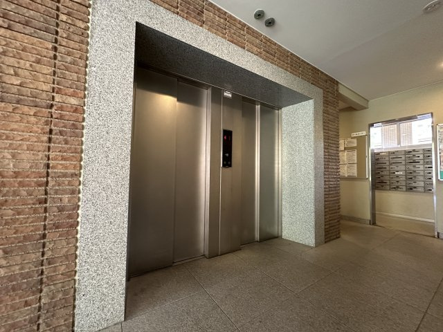 パークコリーナ上大岡アジュールコートのその他共用部分|朝の忙しい時間に特に嬉しいエレベーターを複数基完備。