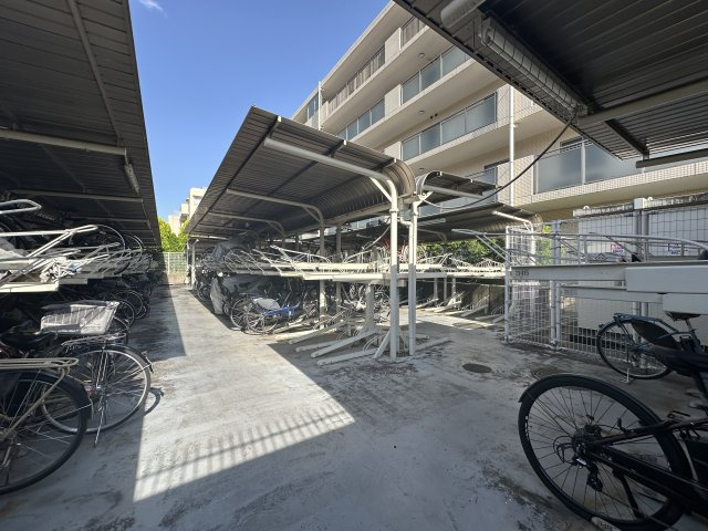 パークコリーナ上大岡アジュールコートの駐輪場|屋根付きの整理されたスタンド付きの使いやすい駐輪場です。