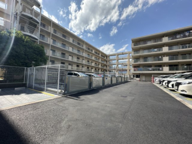 パークコリーナ上大岡アジュールコートの駐車場|駐車場の空き状況については、その都度、確認いたしますのでお気軽にお聞きください。
