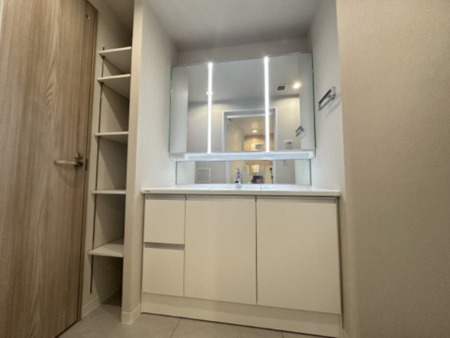 パークコリーナ上大岡アジュールコートの独立洗面台|ワイドタイプの洗面化粧台です。鏡が低い位置にもついているので椅子に座ってお化粧も◎