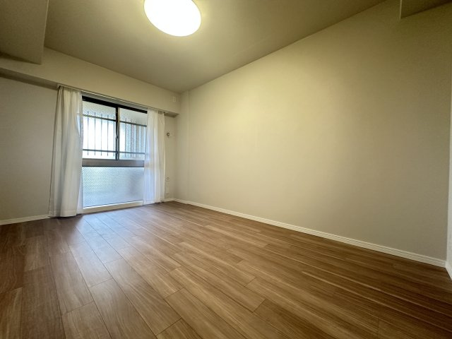 パークコリーナ上大岡アジュールコートの洋室|廊下側のお部屋です。明るさも充分あるお部屋なので、居室としての居住性にも適しているお部屋です。