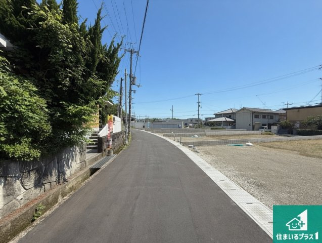 南河内郡河南町東山　第1期　新築一戸建ての前面道路含む現地写真|周辺は落ち着いた街並みの住宅地！子育てがしやすい住環境です！まだ未完成ですが、現地でしかわからない事もございます。是非一度ご覧ください。