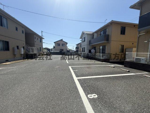 直方市大字上頓野のアパートの駐車場