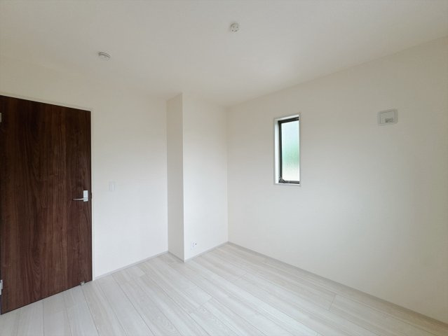【新築戸建】渋川渋川第5の洋室|■2階洋室｜子供部屋のメリットは「自立心を養うことができる」「自分で整理整頓できるようになる」そして、お子様が成長した際には「プライバシーを確保できる」といい事だらけ♪