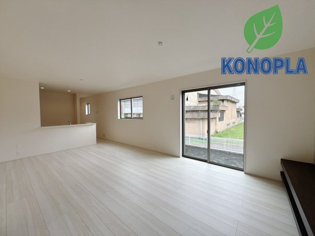 【新築戸建】渋川渋川第5の居間・リビング|■リビング｜窓から射し込む陽射しが縦横に広がり、あたたかな空間が形づくられています。ここはご家族の笑顔集まる憩いの空間です( ＾＾ )