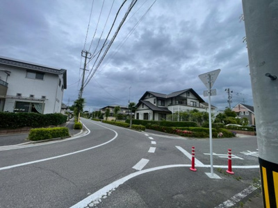 【前面道路含む現地写真】 | 郡山市富久山町八山田字山道 玄関吹抜け 5LDK