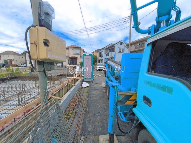 【外観】 | 青く澄み渡った綺麗な空と、陽の光をたっぷりと受ける、そんな新築住宅で新生活をスタートしてみませんか？見学・ご相談等、ミライズホーム(株)までお気軽にご連絡下さい♪