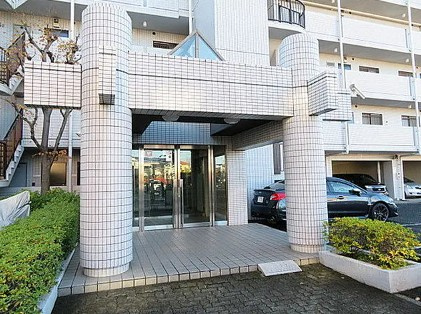 福生市大字熊川の賃貸マンションのエントランス