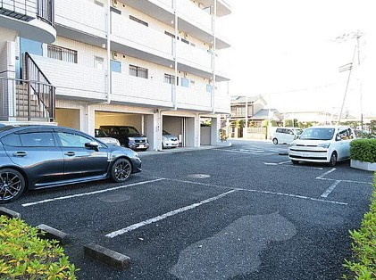 福生市大字熊川の賃貸マンションの駐車場