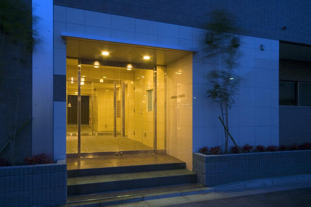 調布市八雲台１丁目の賃貸マンションのエントランス
