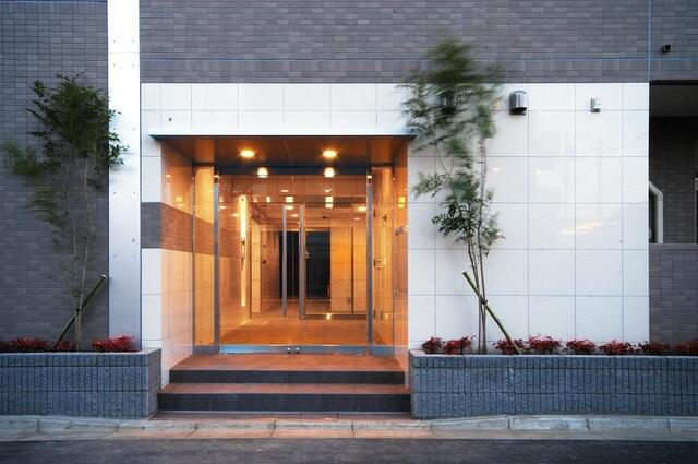 調布市八雲台１丁目の賃貸マンションのエントランス