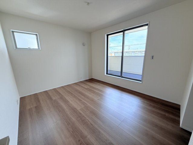 リーブルガーデン半田市宮本町第2　4号棟の洋室|明るい光がさしこむ居室！！収納豊富！！バルコニーへ出入りできる大きな窓で明るく開放的。趣味や勉強などに集中することのできるお部屋♪