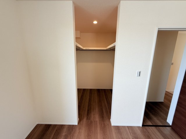 リーブルガーデン半田市宮本町第2　4号棟の収納|たっぷり収納可能なウォークインクローゼット。ハンガーパイプの他に上段にも物を置くことができます。大容量の収納はお部屋の収納家具を減らして空間を広く使うことができます。