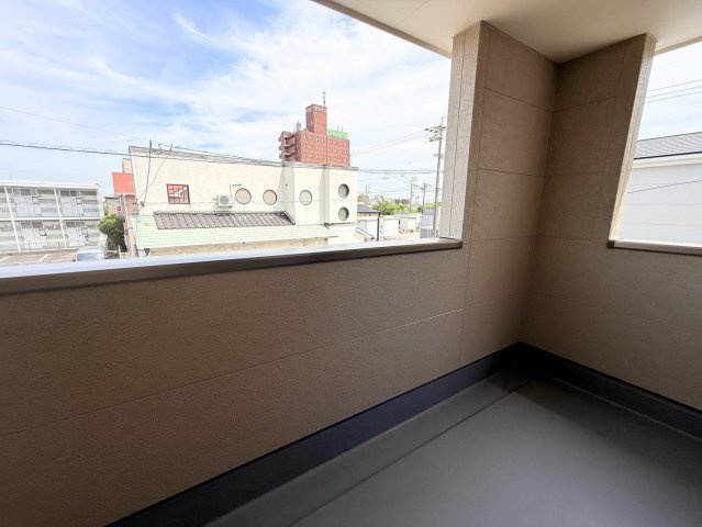 リーブルガーデン半田市宮本町第2　4号棟のバルコニー|人気のインナーバルコニー♪洗濯物を干した日の突然の雨でも安心です。また、外からバルコニーの中が見えづらいのでプライバシーも守ってくれます。