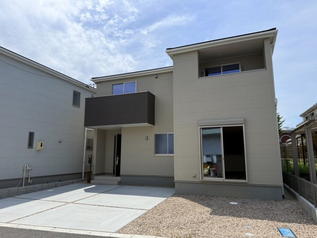 リーブルガーデン半田市宮本町第2　4号棟の駐車場|並列で2台の車を停めることができます。