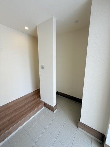 リーブルガーデン半田市宮本町第2　4号棟の収納|ベビーカーやゴルフ用品なども収納できて便利な玄関横の土間収納。