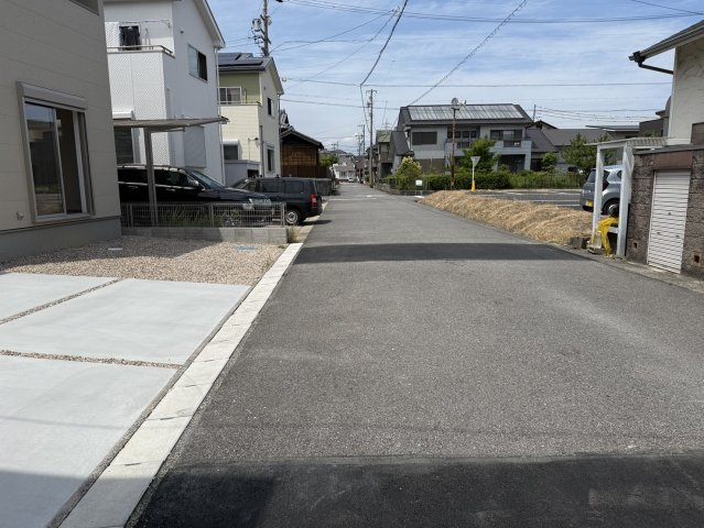 リーブルガーデン半田市宮本町第2　4号棟の前面道路含む現地写真|●○前面道路○●
6ｍの前面道路。広い前面道路は車の出し入れもスムーズにできます。