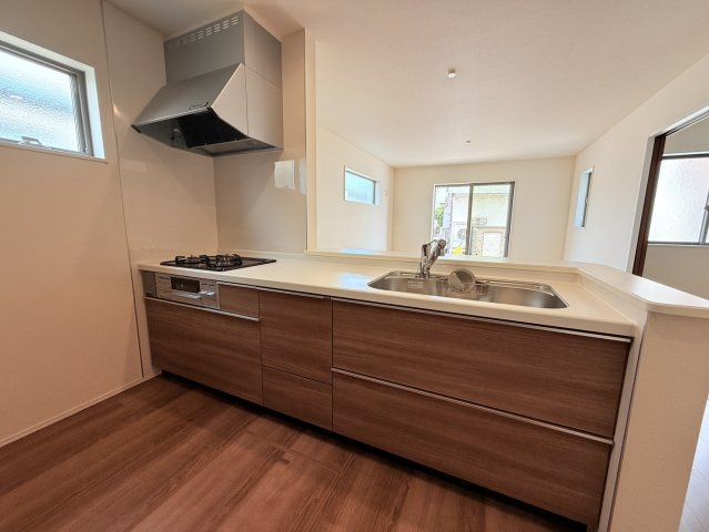 リーブルガーデン半田市宮本町第2　4号棟のキッチン|木目調のインテリアに馴染む色合いのシステムキッチン。対面式のキッチンはリビングを見渡すことができ、お料理しながら会話が弾みます♪家族の温かい時間を演出！！