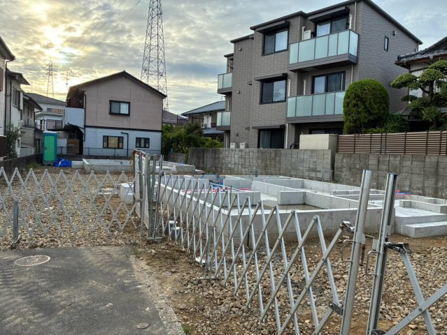 「駐車４台可能な4LDK」高知市中万々建売2のその他|9/11撮影。2号棟は手前に位置し、車の出入りがしやすいのが特徴です◎