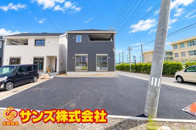 郡山市横塚6丁目　　　２号棟　　芳賀小学校、郡山第４中学区の外観|南側から見た駐車場を含む外観♪