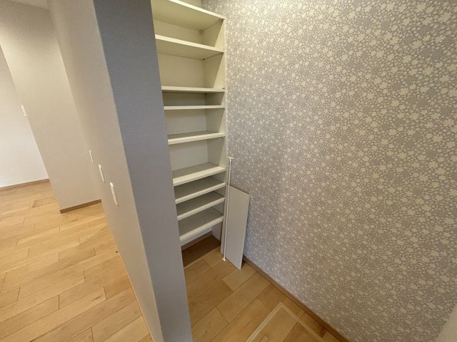 【収納】 | 桜町売家 | キッチンの裏に可動棚があります。パントリーとして活躍できます