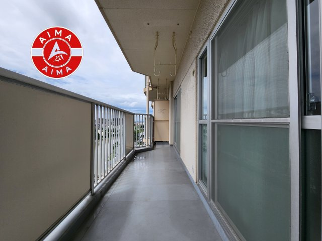 日商岩井リバーサイドマンションB棟のバルコニー|開放感があり、遮るものもなく気持ちのいい景色が広がります。お部屋にも爽やかな風と暖かく柔らかな日差しが差し込み、毎日の暮らしを豊かに彩ります。
