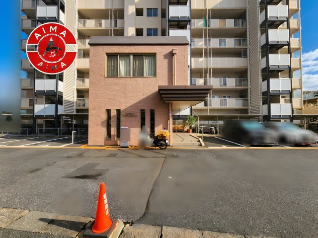 日商岩井リバーサイドマンションB棟|物件入口の広々とした前面道路です。