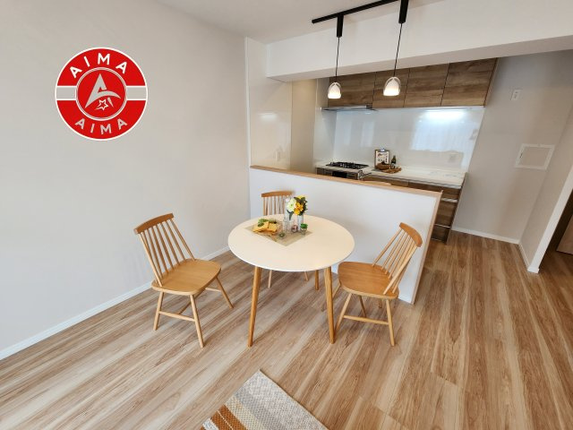 日商岩井リバーサイドマンションB棟のダイニング|キッチンの横にダイニングテーブルを置くと作ったお料理をラクラク運べます。