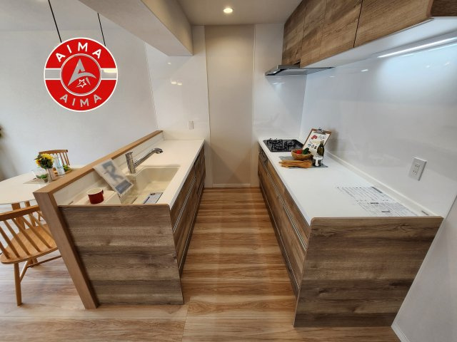 日商岩井リバーサイドマンションB棟のキッチン|ダイニングテーブルへの配膳がラクラク、お料理はかどるカウンター付きシステムキッチン！