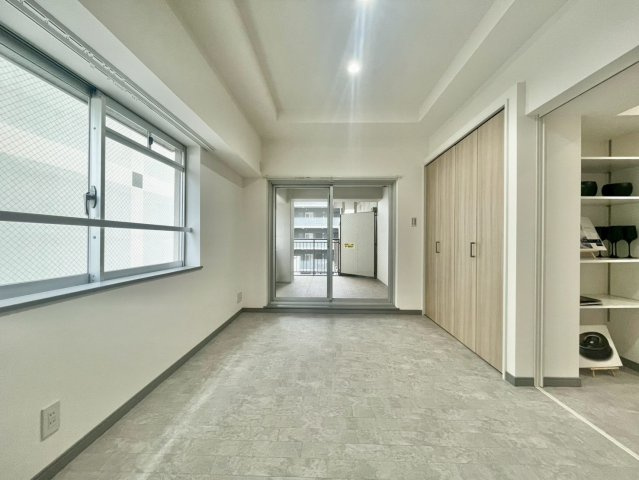 【洋室】 | ローズコーポ新大阪第６ | サイトに掲載されていない箇所の写真、撮影してお届けさせて頂きます！気になる物件で、見たい部分の画像が無い場合は、弊社スタッフまでご連絡下さいませ。お客様の気になる箇所を、カメラにて撮影して参ります！