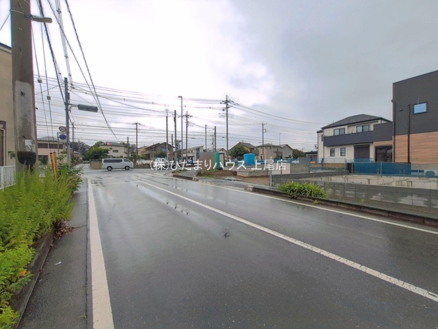 桶川市上日出谷南6期　新築戸建　グラファーレ01の前面道路含む現地写真