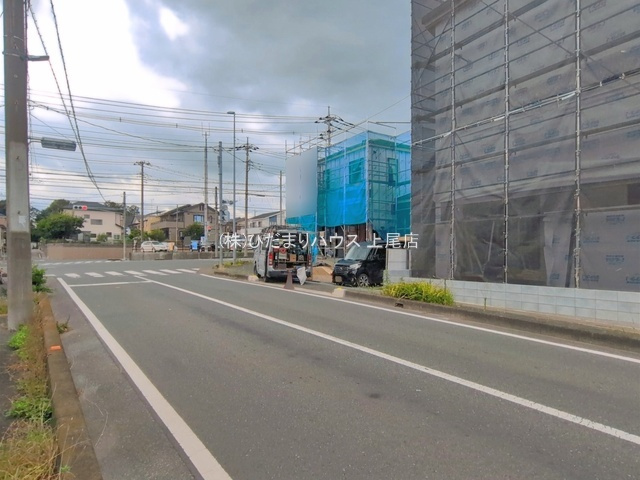 桶川市上日出谷南6期　新築戸建　グラファーレ01の前面道路含む現地写真