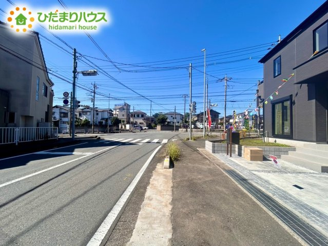 桶川市上日出谷南6期　新築戸建　グラファーレ01の前面道路含む現地写真