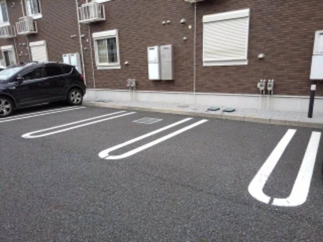 メゾンジュネスＣの駐車場