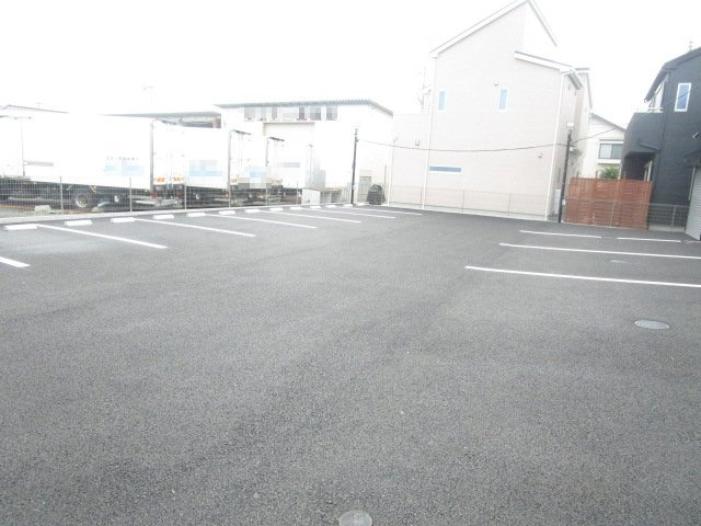 座間市四ツ谷の倉庫の駐車場
