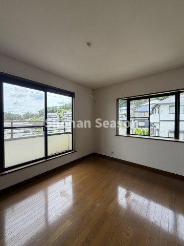 【現地画像あり】厚木市森の里２丁目　中古戸建　71.74坪の洋室|メイン居室は9.7帖の広さがあり、快適な家族時間を演出します♪