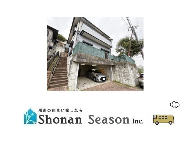 【外観】 | 大手「ミサワホーム」施工の4SLDKリフォーム住宅（R8.6月）　
並列駐車可能なPスペースは電動シャッター付きで、悪天候・不審者から大切な乗り物を守ります♪
