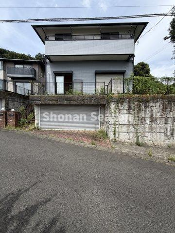 【外観】 | 大手「ミサワホーム」施工の4SLDKリフォーム住宅（R8.6月）　
並列駐車可能なPスペースは電動シャッター付きで、悪天候・不審者から大切な乗り物を守ります♪