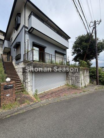 【現地画像あり】厚木市森の里２丁目　中古戸建　71.74坪の外観|アプローチ階段があることで、毎日健康的に暮らせますよ♪