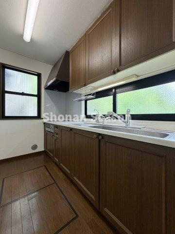 【現地画像あり】厚木市森の里２丁目　中古戸建　71.74坪のキッチン|陽光が降り注ぐキッチンは独立タイプなので、お料理に集中できますよ♪