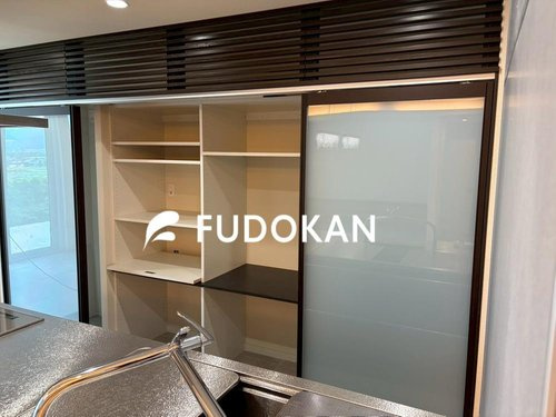 村山市大久保【中古住宅】のキッチン|本物件の特徴として、大きなパントリーがございます。可動棚で高さを上下に変更できますので様々な用途のものを収納頂けます。