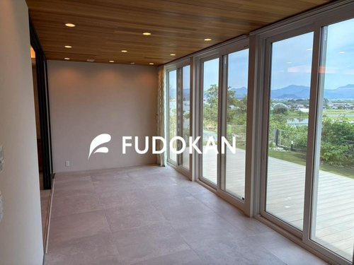 村山市大久保【中古住宅】の居間・リビング|側には大開口の窓が印象的です。外との繋がりを感じられるため開放感があり、さらにリビングが広く感じられます♪