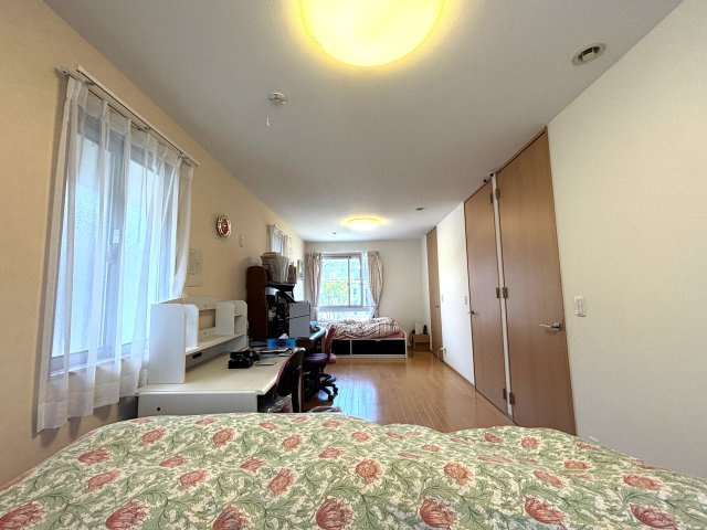 2階12帖の洋室です。中央にセパレーターを置けば６帖二部屋に変更できます。
