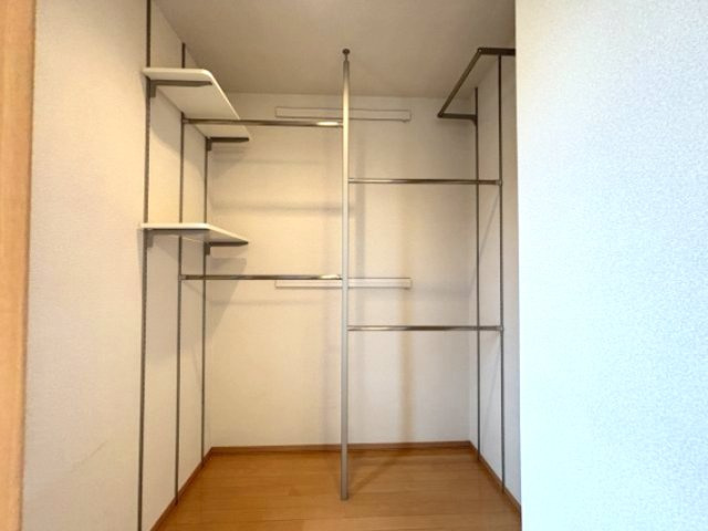 左右に計２つのクローゼットがあり、収納力があります。