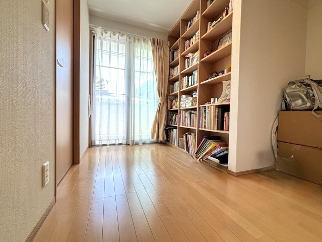 2階階段上には大きな収納棚があります。