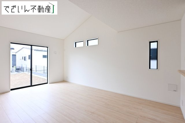 【居間・リビング】 | CRADLE GARDEN加須市下高柳 第3　【平屋】新築住宅 | ≪1号棟≫細部まで丁寧に仕上げられた内装が、日々の生活を豊かに彩ります。家族の思い出が増えていく場所に。
現地(2026年9月撮影)