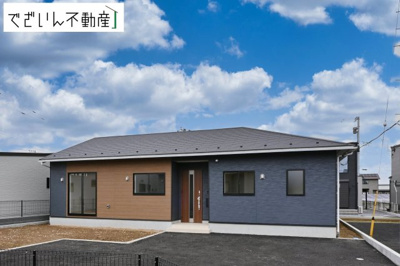 【外観】 | CRADLE GARDEN加須市下高柳 第3　【平屋】新築住宅 | ≪1号棟≫南向きの穏やかな佇まいが、家族の新しい日常を優しく包み込む。静かな街並みに、安心して子育てできる環境が整っています。
現地(2026年9月撮影)